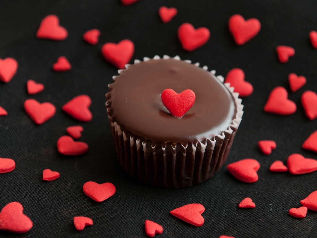 Аппетитный шоколадный кекс украшен маленькими сердечками