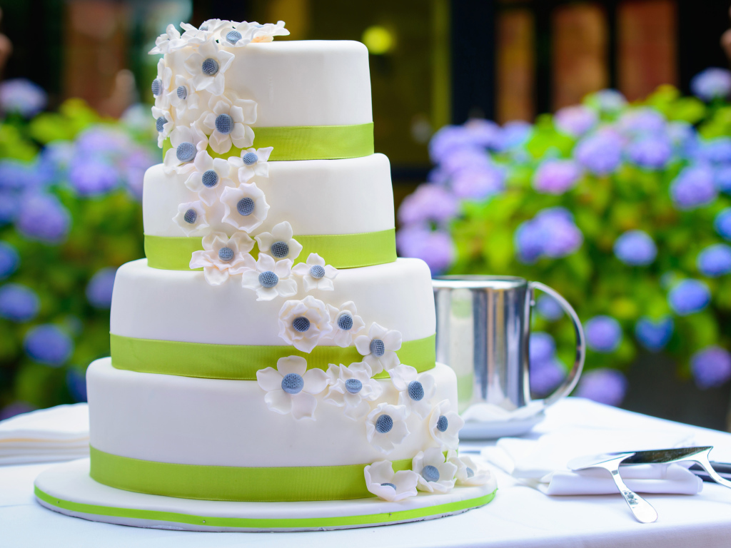 Большой красивый свадебный торт с сахарными цветами