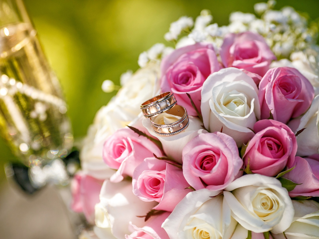 Букет розовых и белых  роз с обручальными кольцами