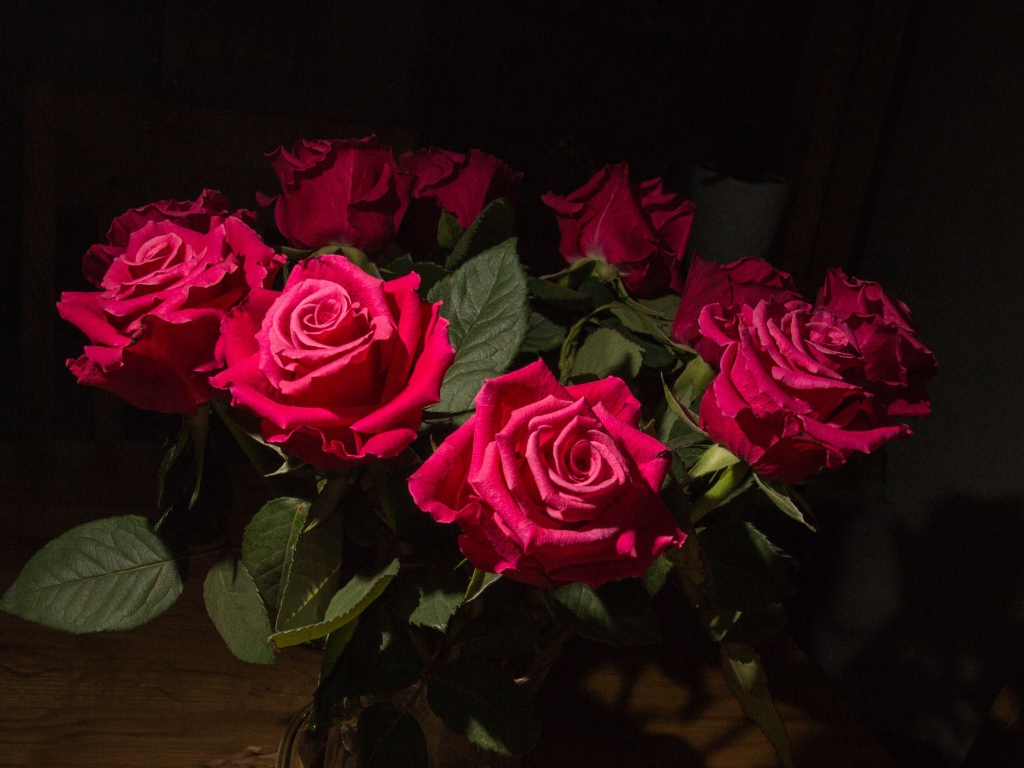 Букет красных роз на столе в комнате