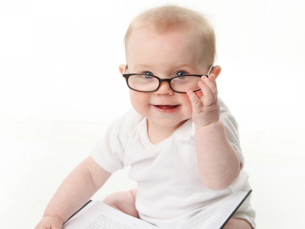 Забавный малыш в очках на белом фоне