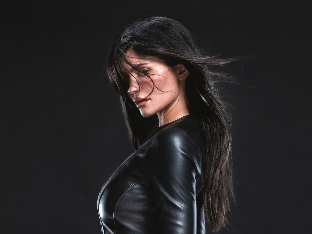 Модель Кайли Дженнер в черной куртке