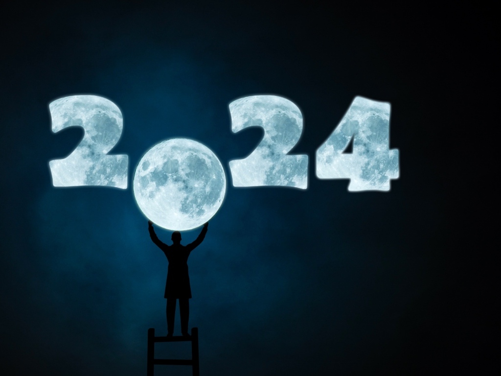 Цифры 2024 в руках у мужчины в виде луны