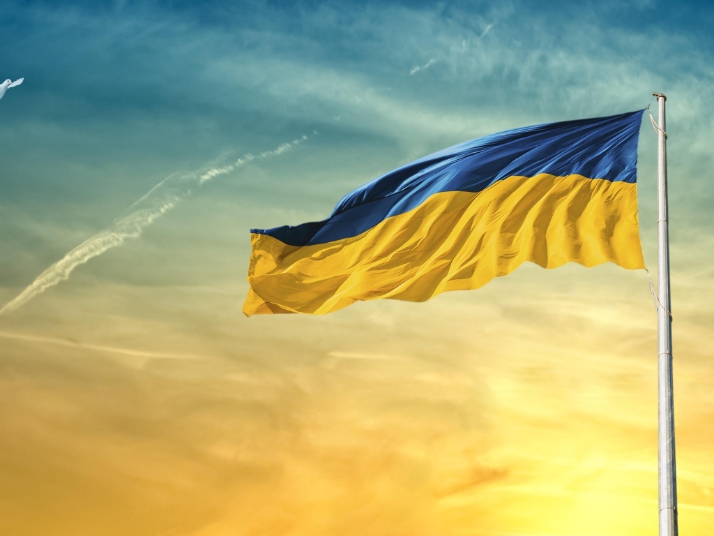 Флаг Украины на фоне неба