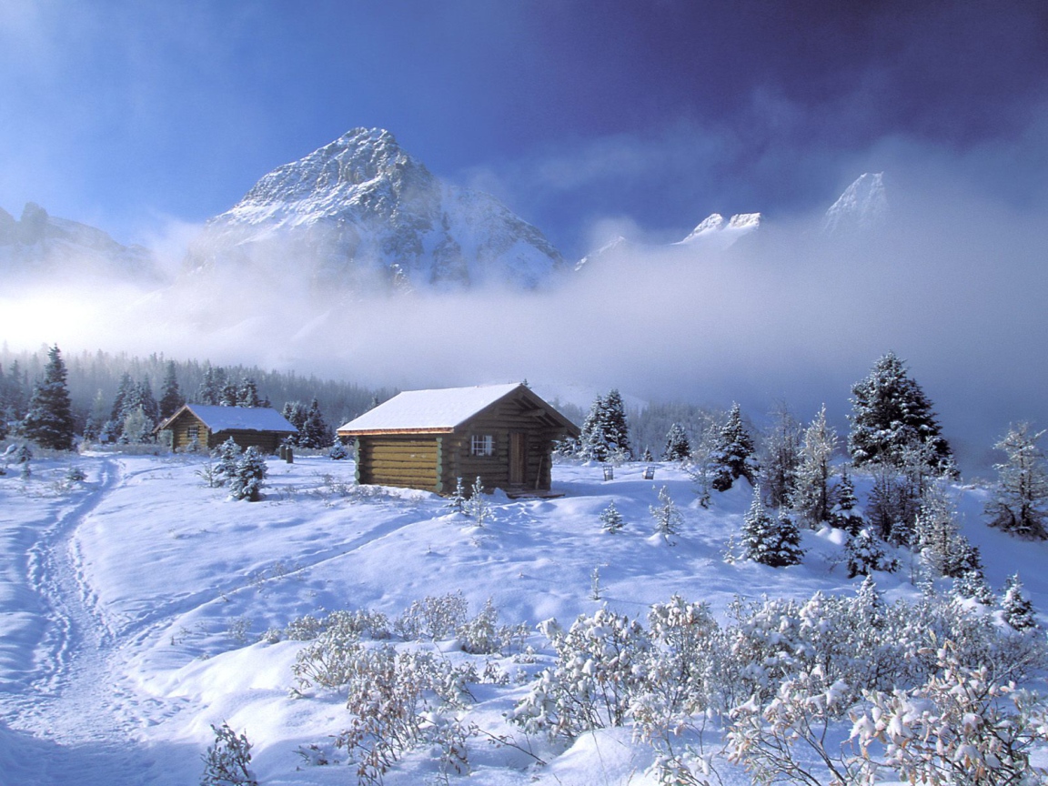 Зимний домик в горах