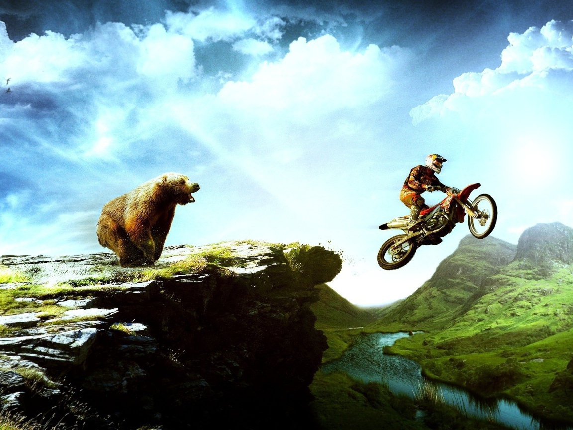 Мотоциклист уехал от медведя