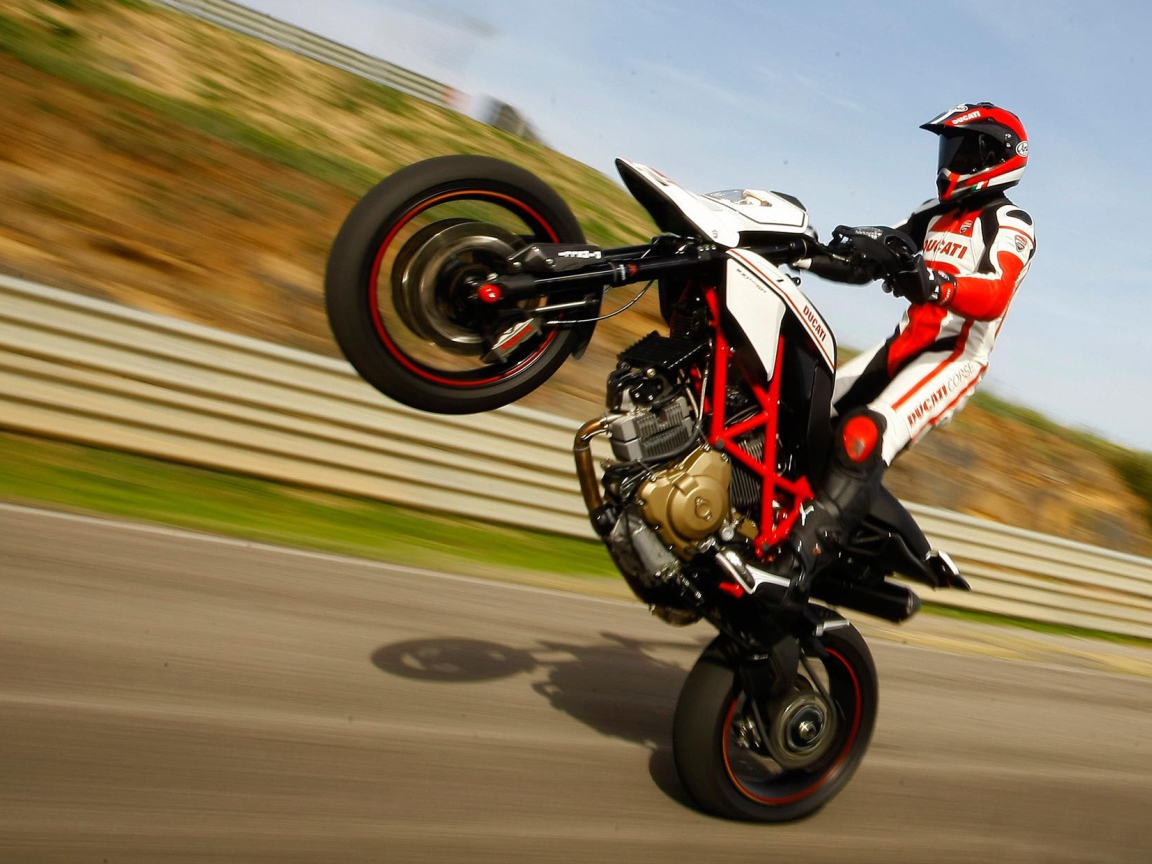 Мотоцикл модели Ducati Hypermotard SP