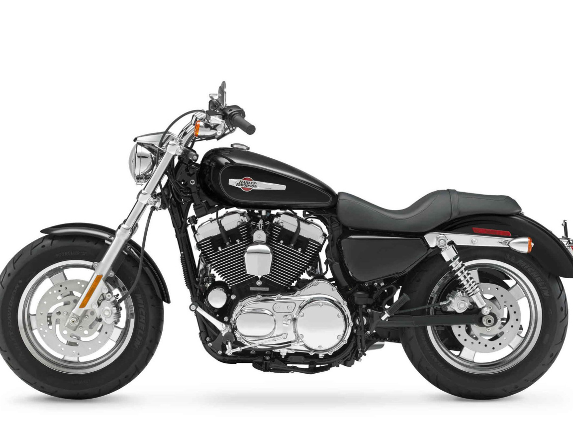Новый мотоцикл на дороге Harley-Davidson XL 1200C Sportster Custom