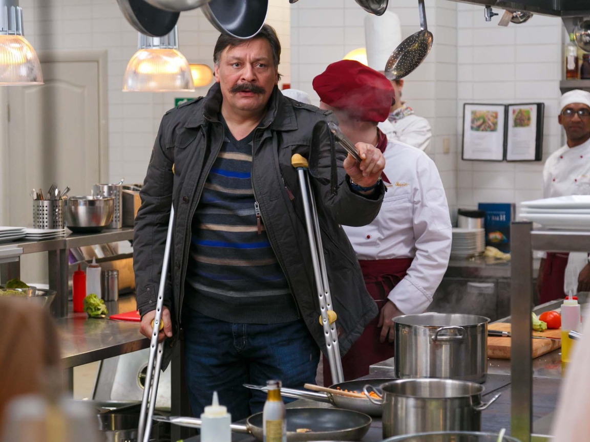 Chef on crutches in the series Kitchen