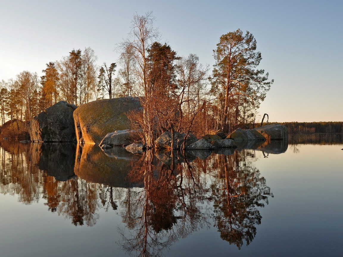 Каменный остров на озере