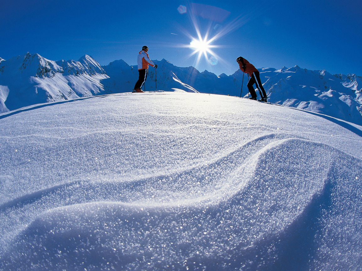 Лыжники на вершине горы на горнолыжном курорте Зёльден, Австрия