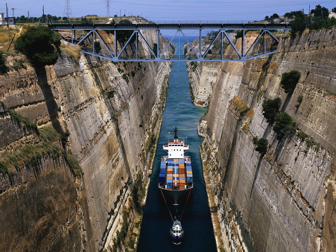 Мост через канал в Греции