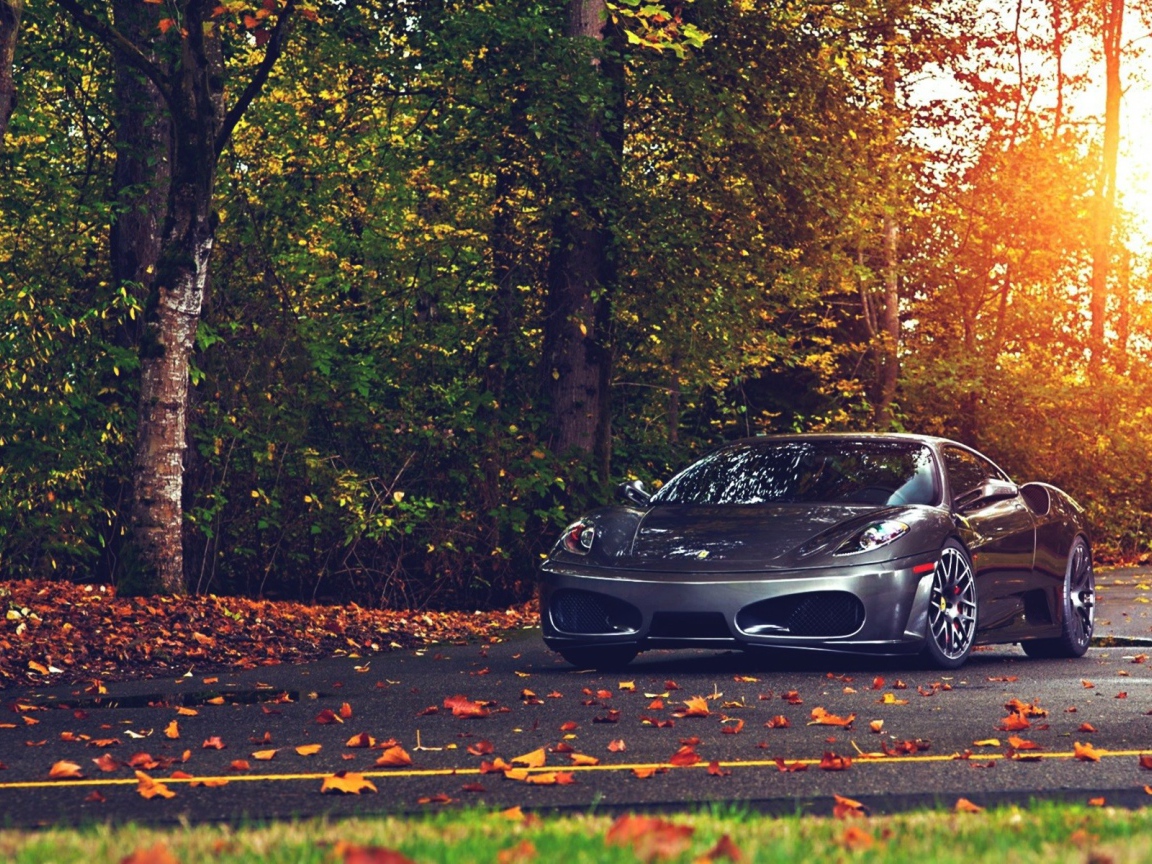 Автомобиль Ferrari F430 в осеннем парке