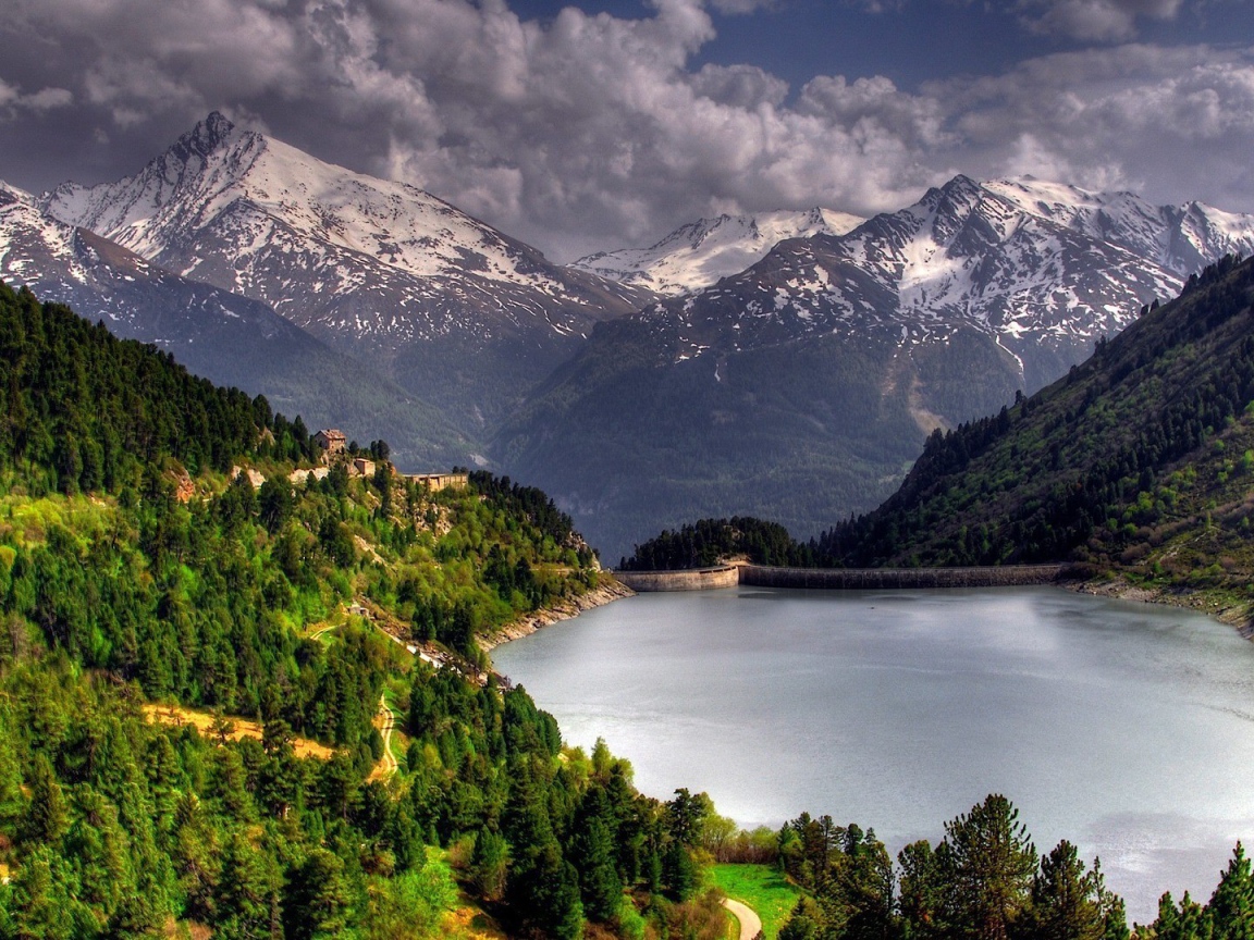 Дамба на озере в горах