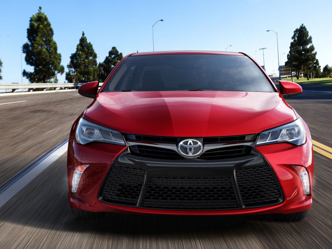 Красная Toyota Camry 2017 года в движении 