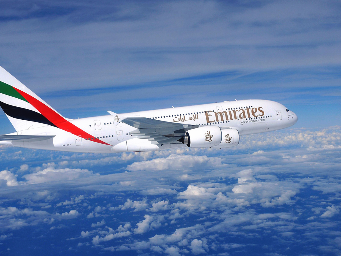 Авиалайнер Airbus A380 авиакомпании Emirates полет над облаками