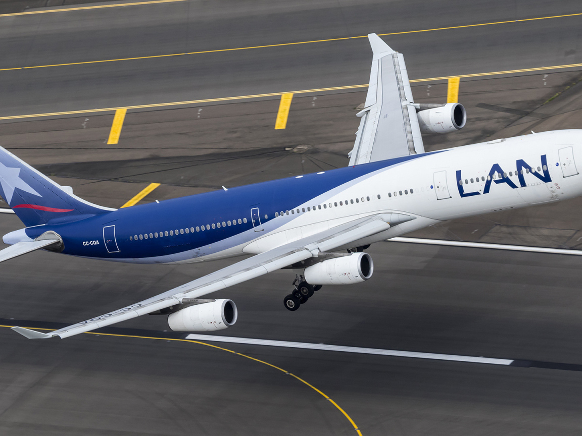 Airbus авиакомпании LAN взлетает