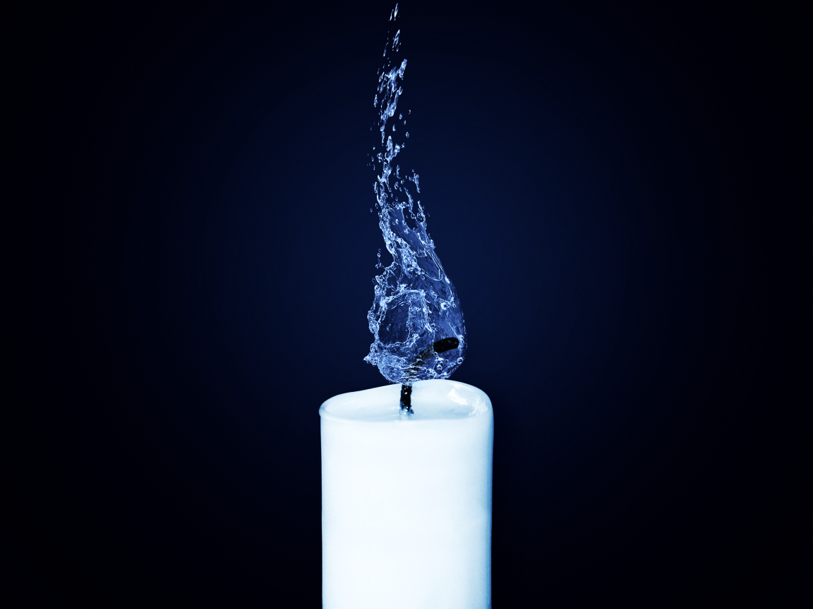 Белая свеча горит пламенем из голубой воды 