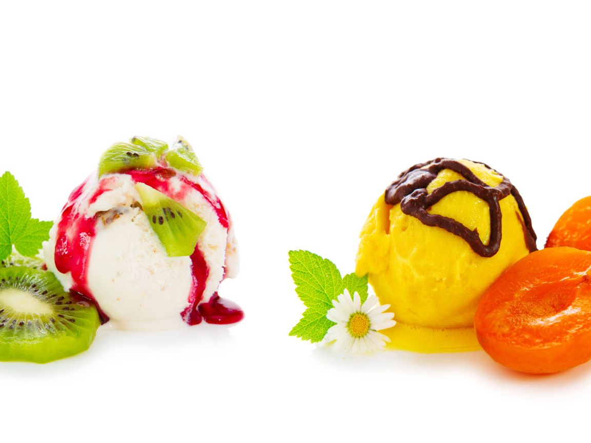 Шарики мороженого с киви и абрикосами на белом фоне