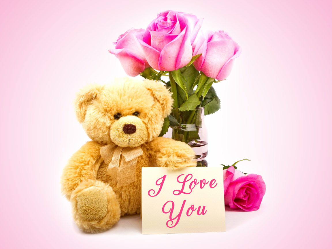 Плюшевый медведь с букетом розовых роз и надписью Я тебя люблю