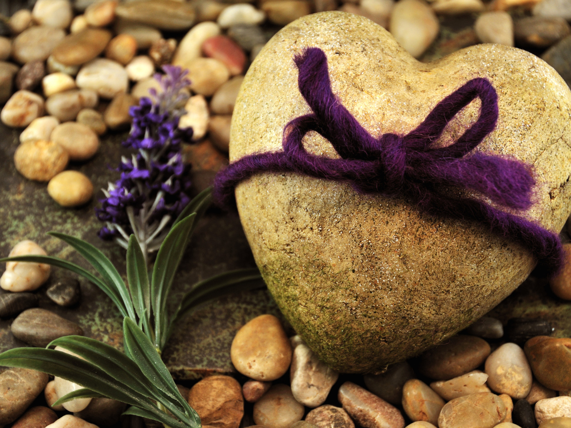 Камень в форме сердца с бантиком и цветком