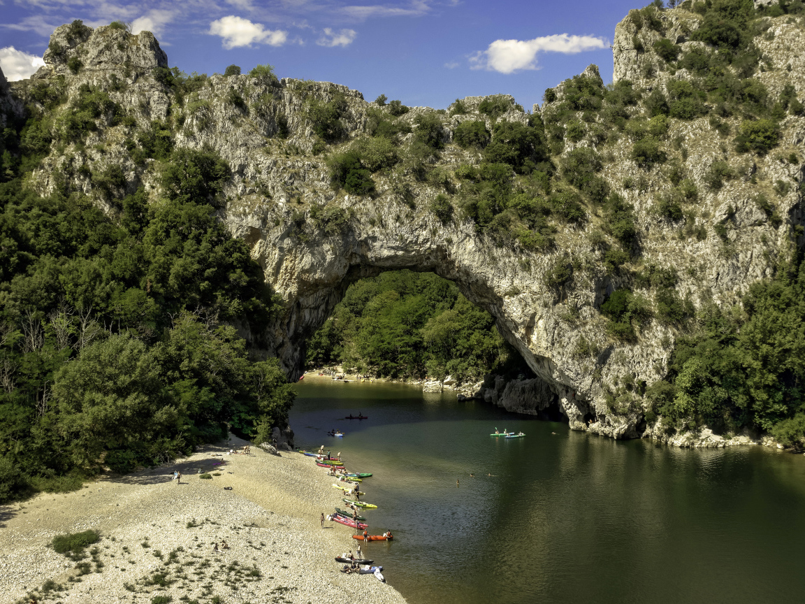 Скалистая арка над рекой во Франции 