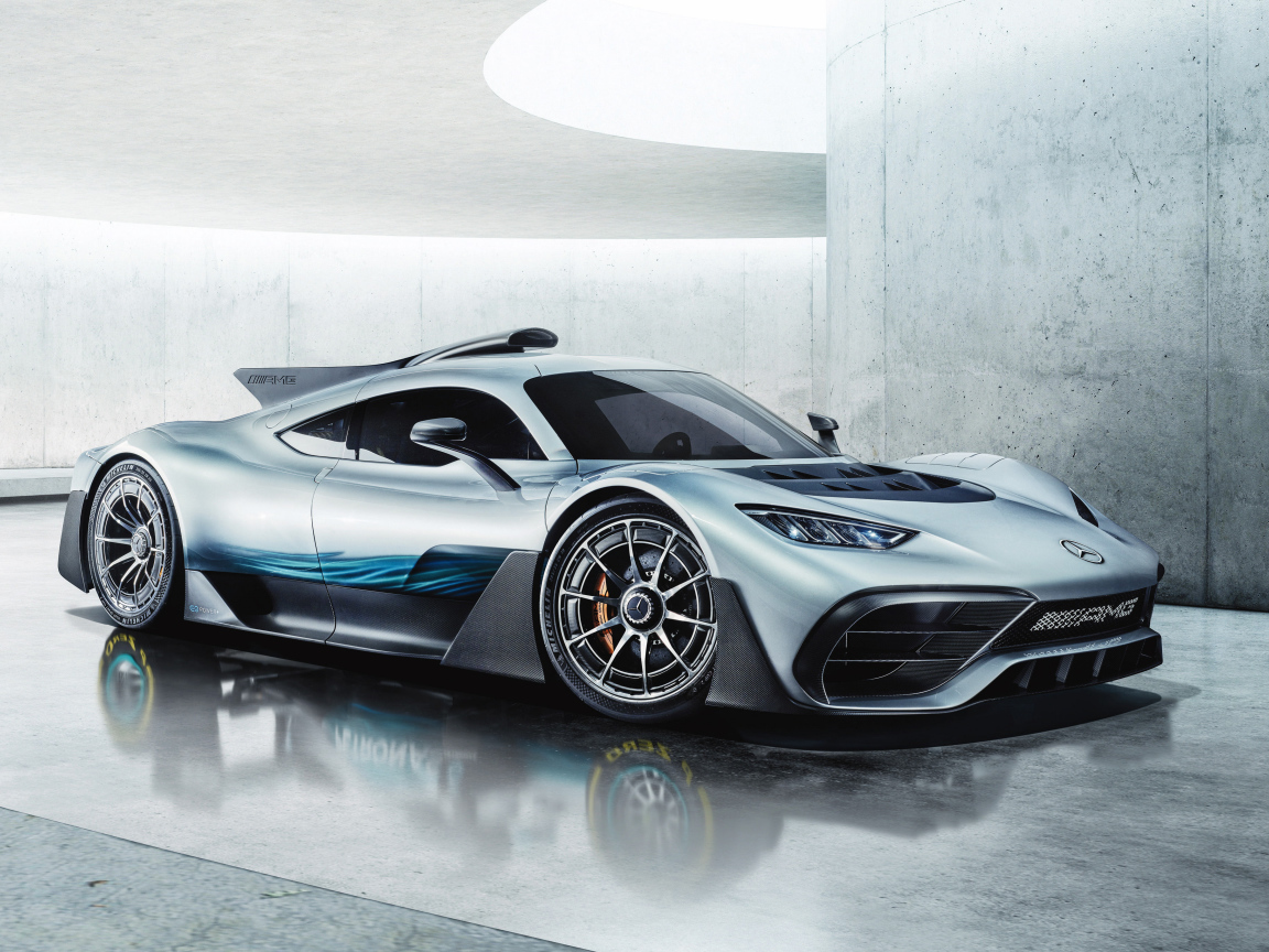 Серебристый спортивный автомобиль Mercedes-AMG Project One, 2018