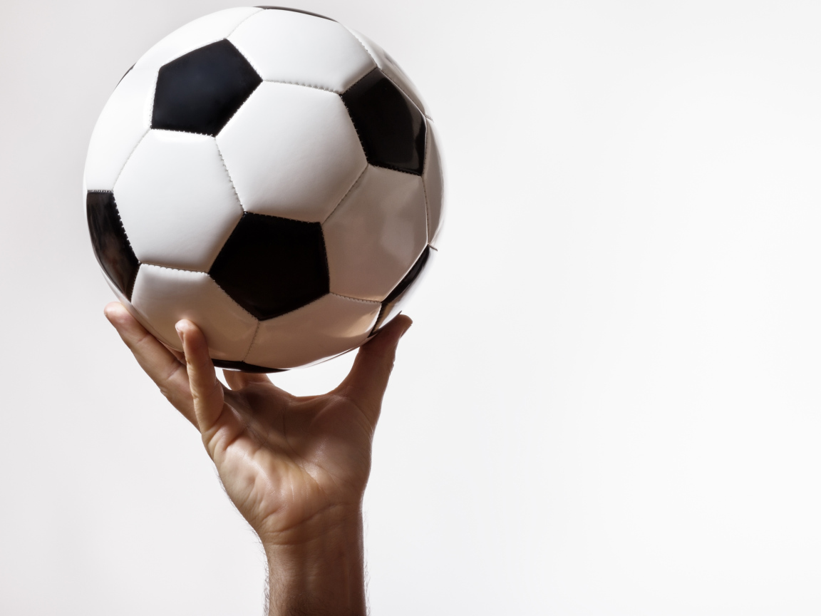 Футбольный мяч в руке на белом фоне