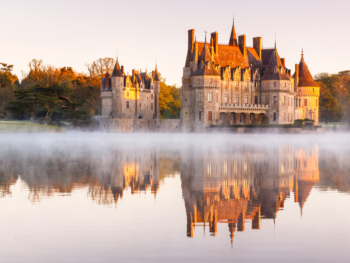 Замок Азе-ле-Ридо у пруда на рассвете, Франция 