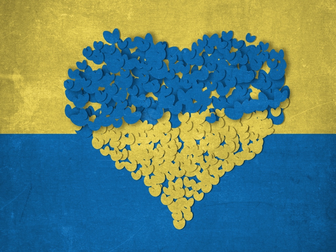 Сердце из сердечек на фоне украинского флага