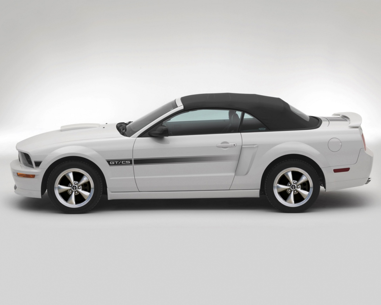 Mustang GT белый