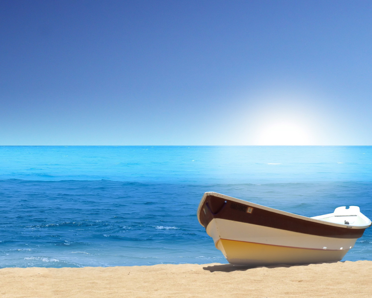 Лодка на морском пляже