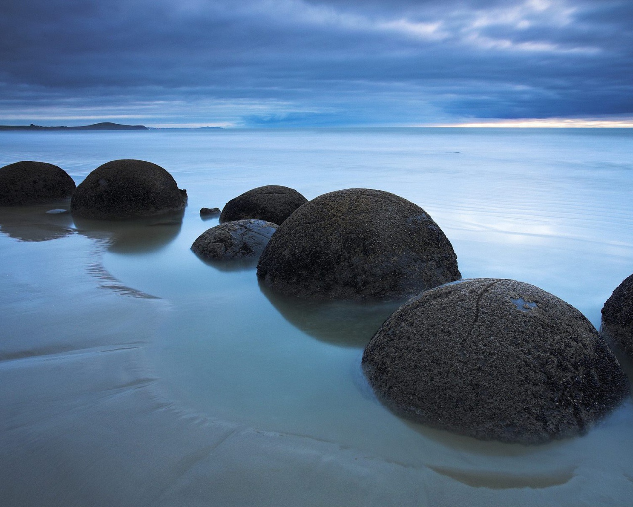 Круглые камни на берегу