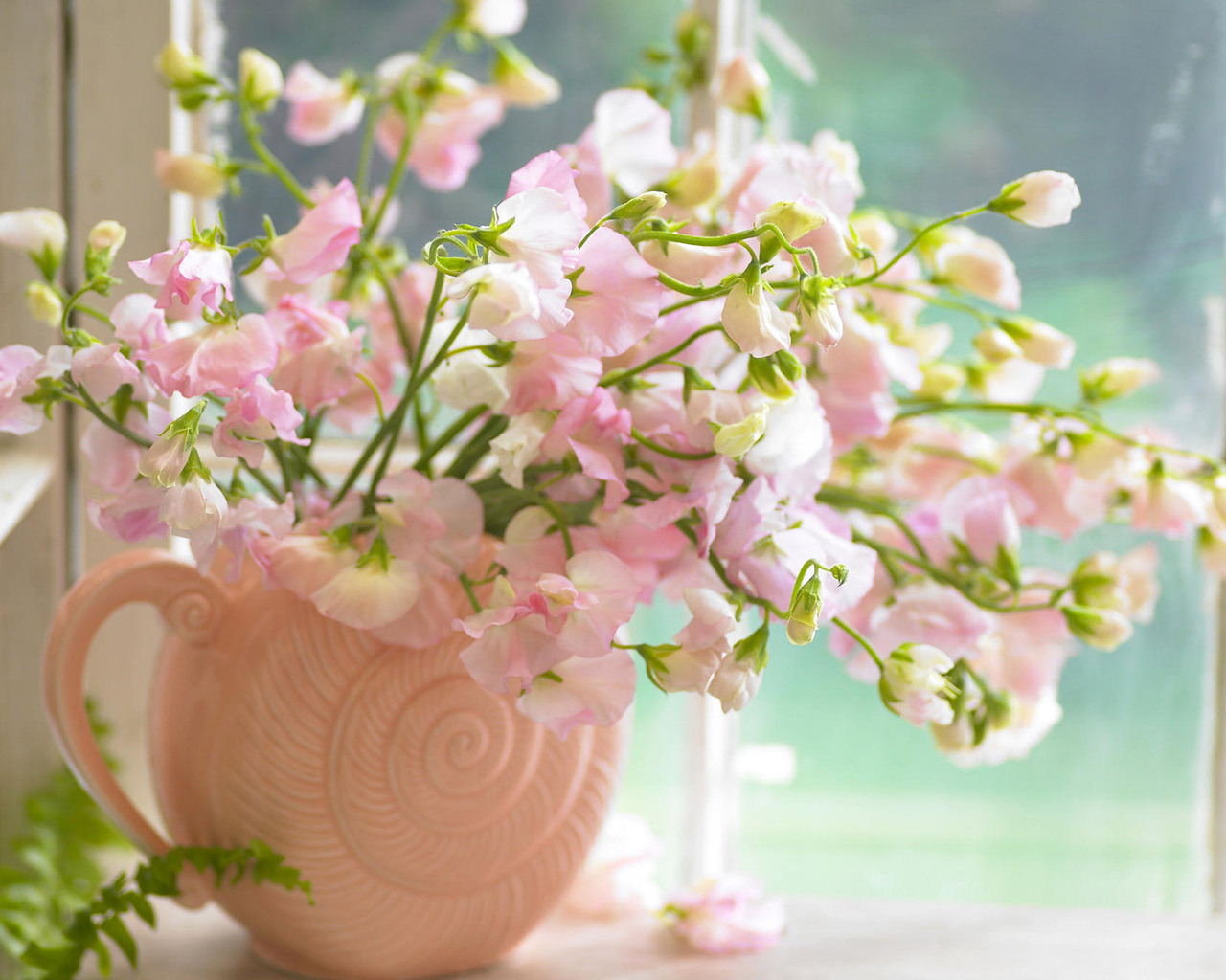 Цветы в розовой вазе