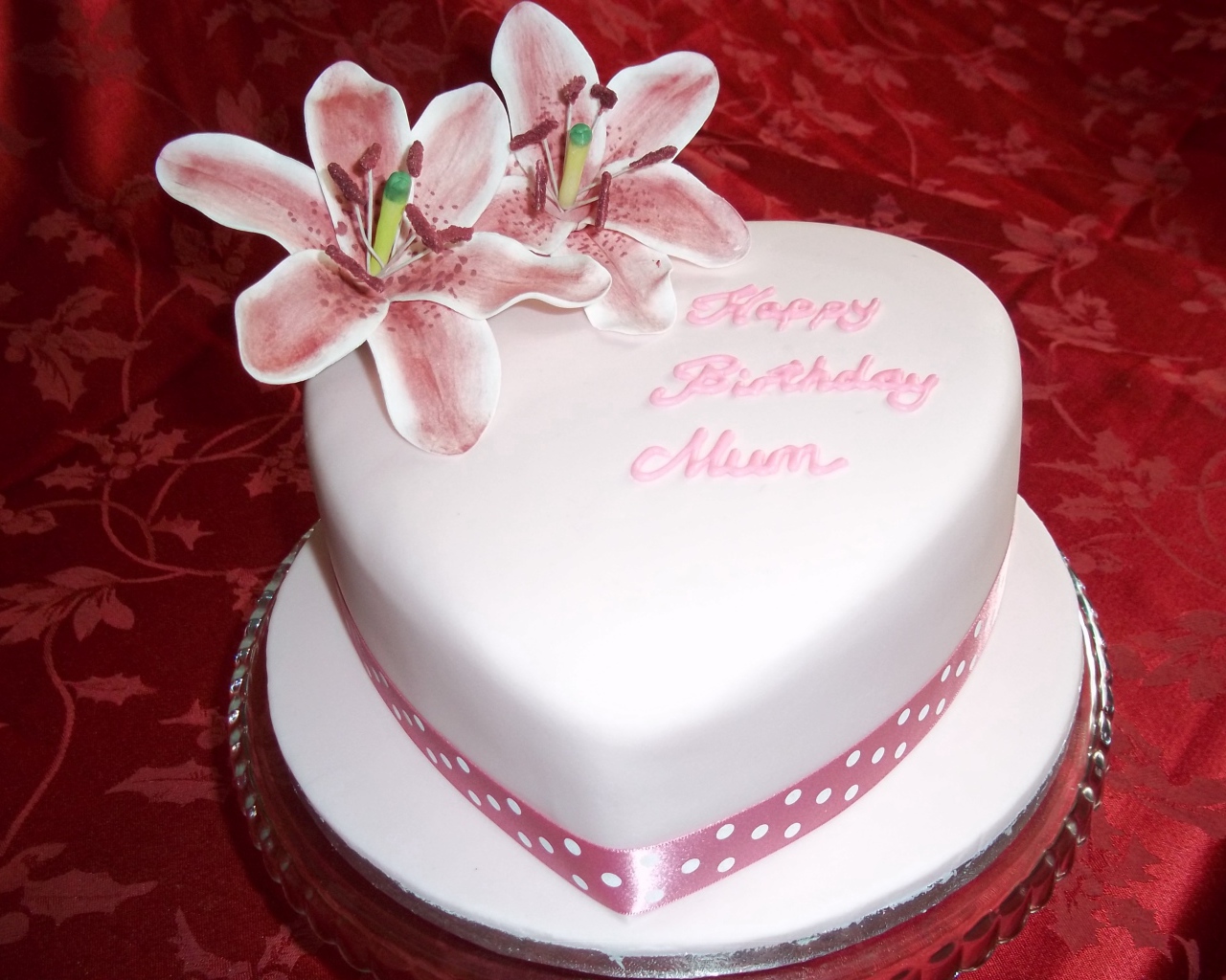 В форме сердца торт ко дню рождения
