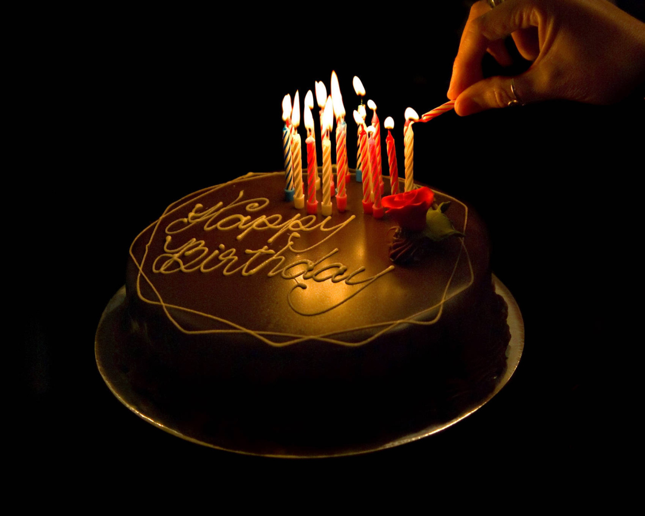 Зажечь свечи на торте на день рождения