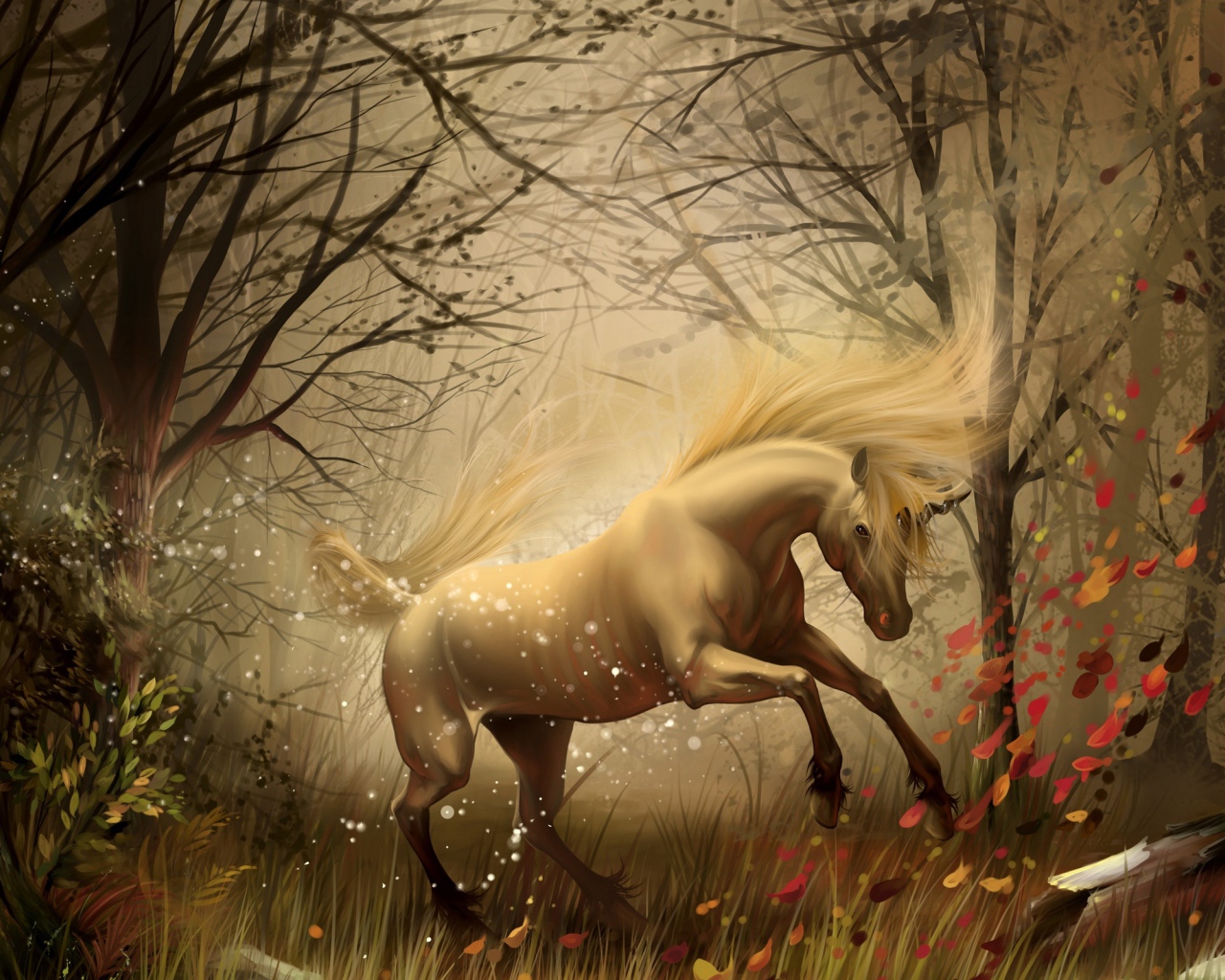Лошадь играет в осеннем лесу