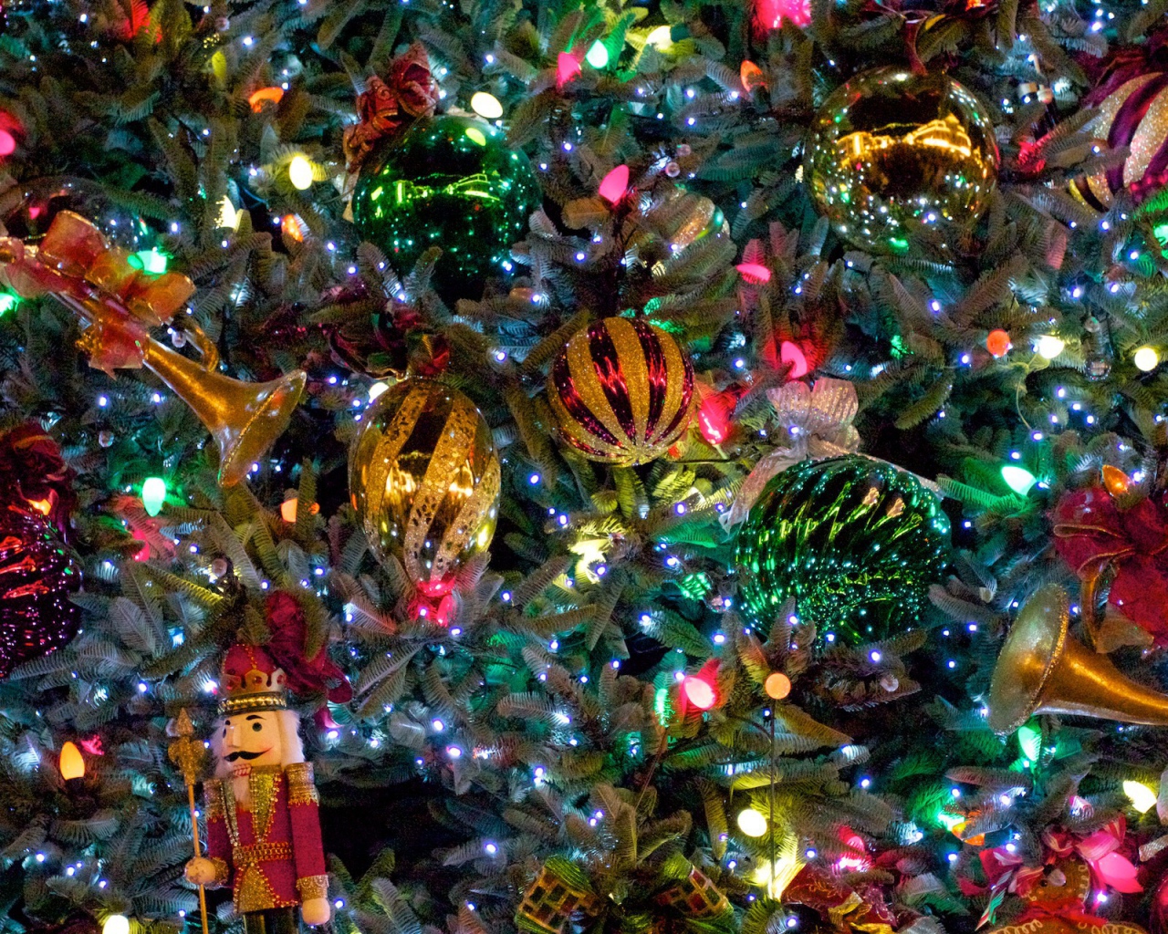 Новогодняя елка и много игрушек