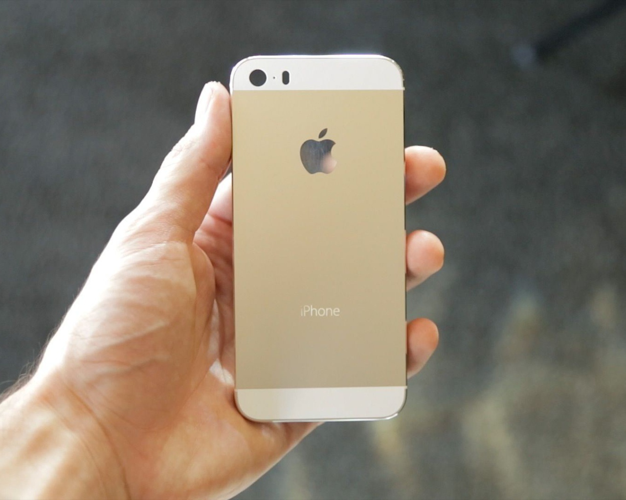 Iphone 5S цвета шампань в руке