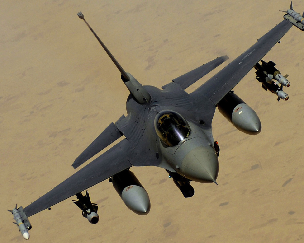Военный самолет F-16 в полном вооружении