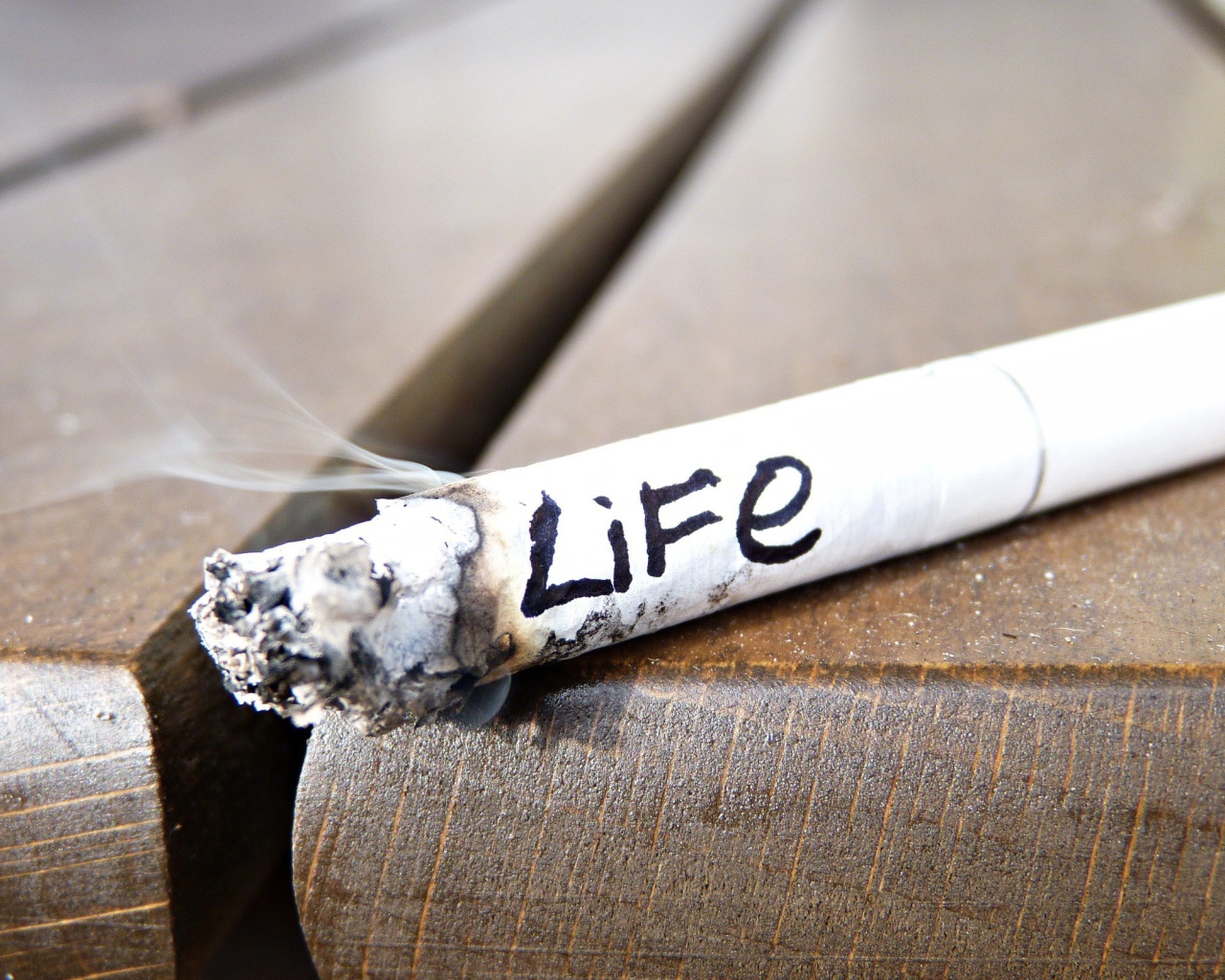 С сигаретой сгорает жизнь