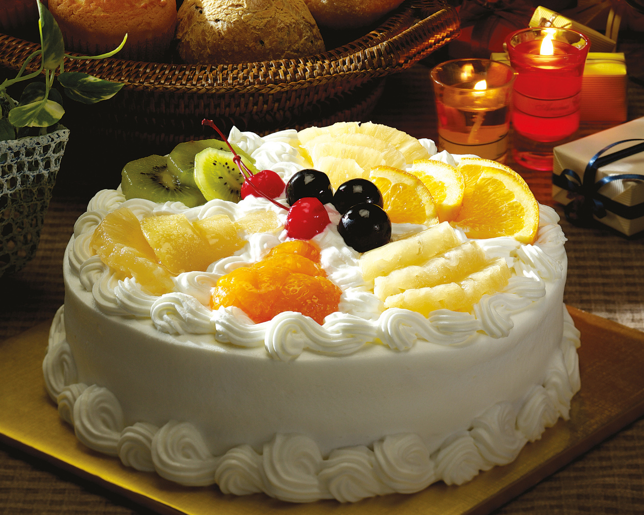 Белый торт с фруктами