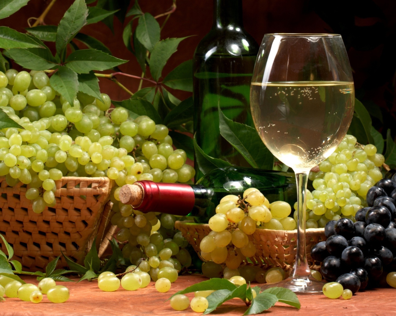 Белое вино и гроздья винограда