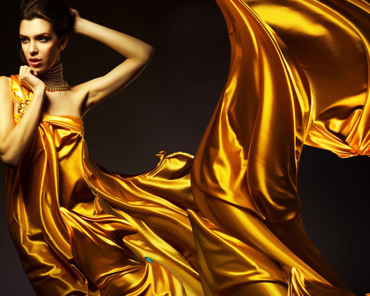 Девушка в платье золотистого цвета