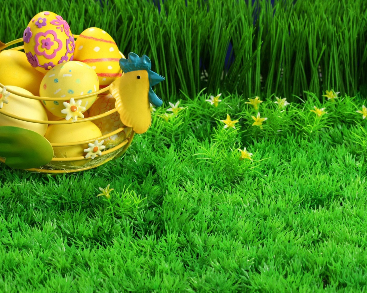 Корзина яиц на зеленой траве на Пасху