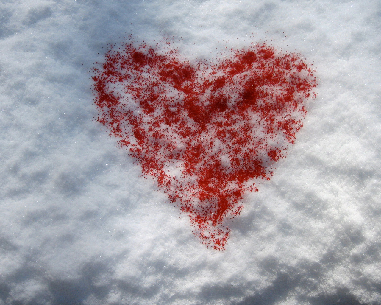 Сердце на снегу на День Святого Валентина 14 февраля
