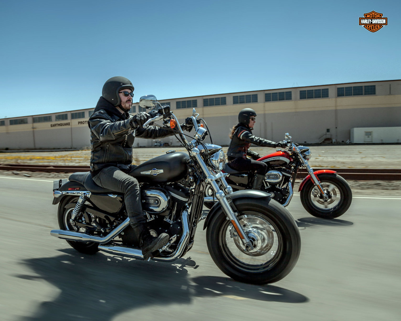 Красивый мотоцикл Harley-Davidson XL 1200C Sportster Custom