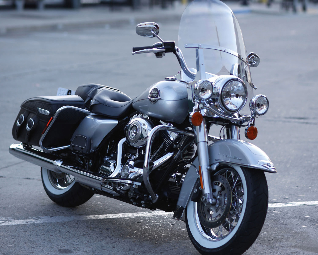 Невероятно быстрый мотоцикл Harley-Davidson Road King Anniversary Edition