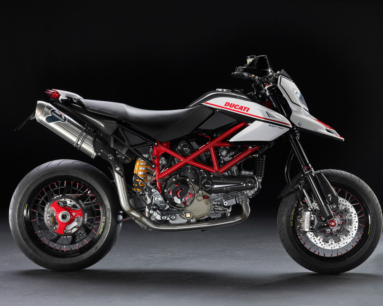 Новый мотоцикл на дороге Ducati Hypermotard