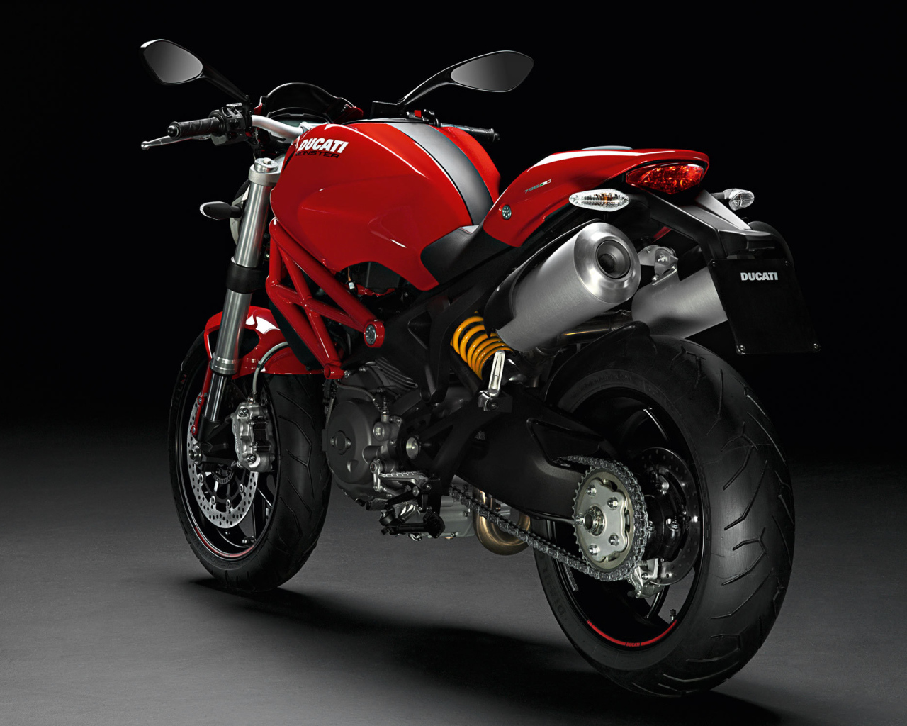 Новый мотоцикл на дороге Ducati Monster 796 Corse Stripe
